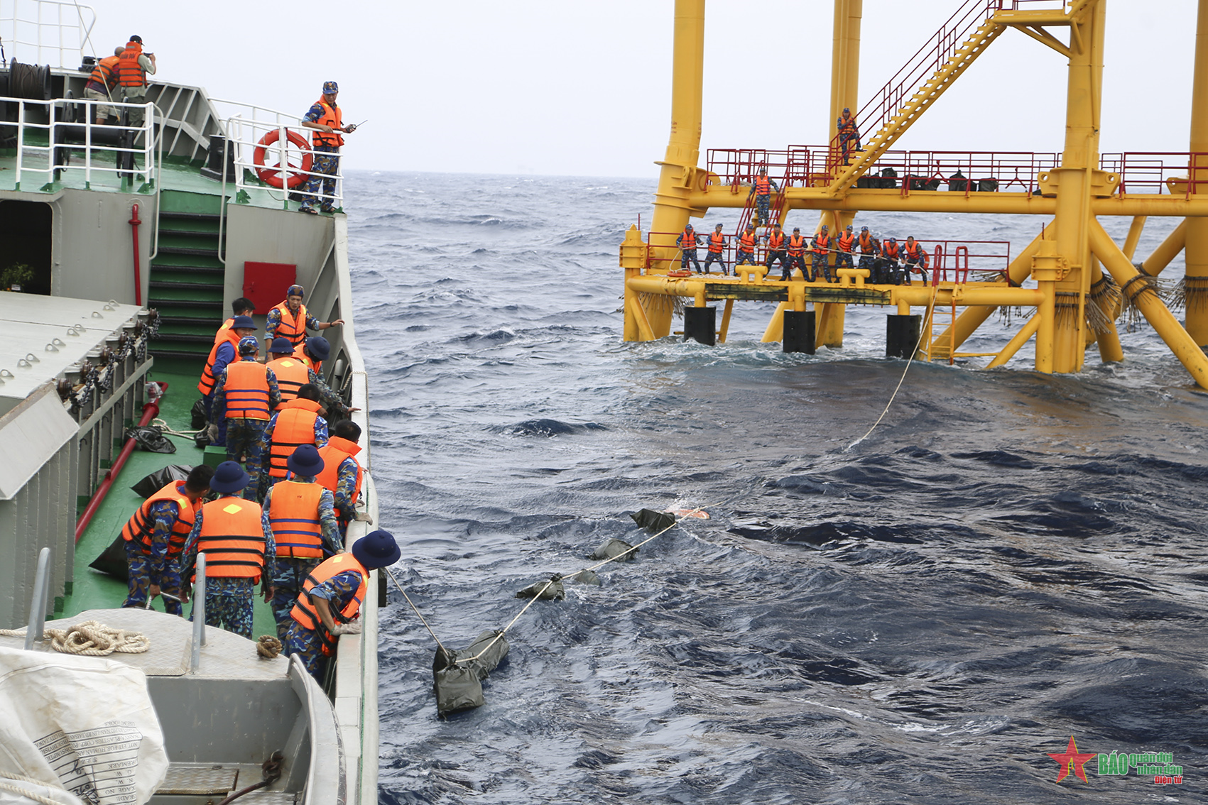 Quà tết đến với bộ đội Nhà giàn DK1